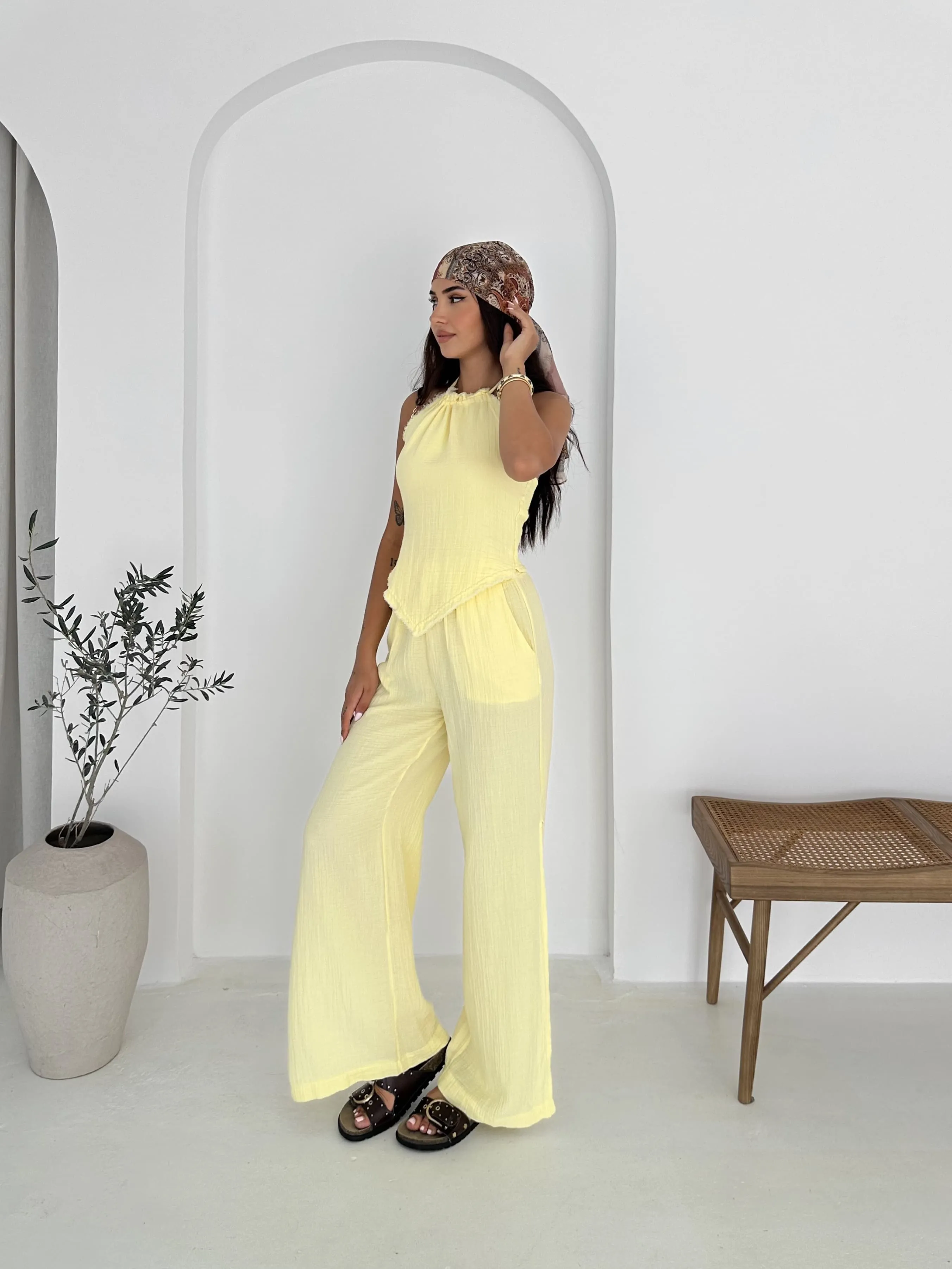 Blouse en lin à nouer autour du cou avec pantalon à fente sur l’ourlet Jaune