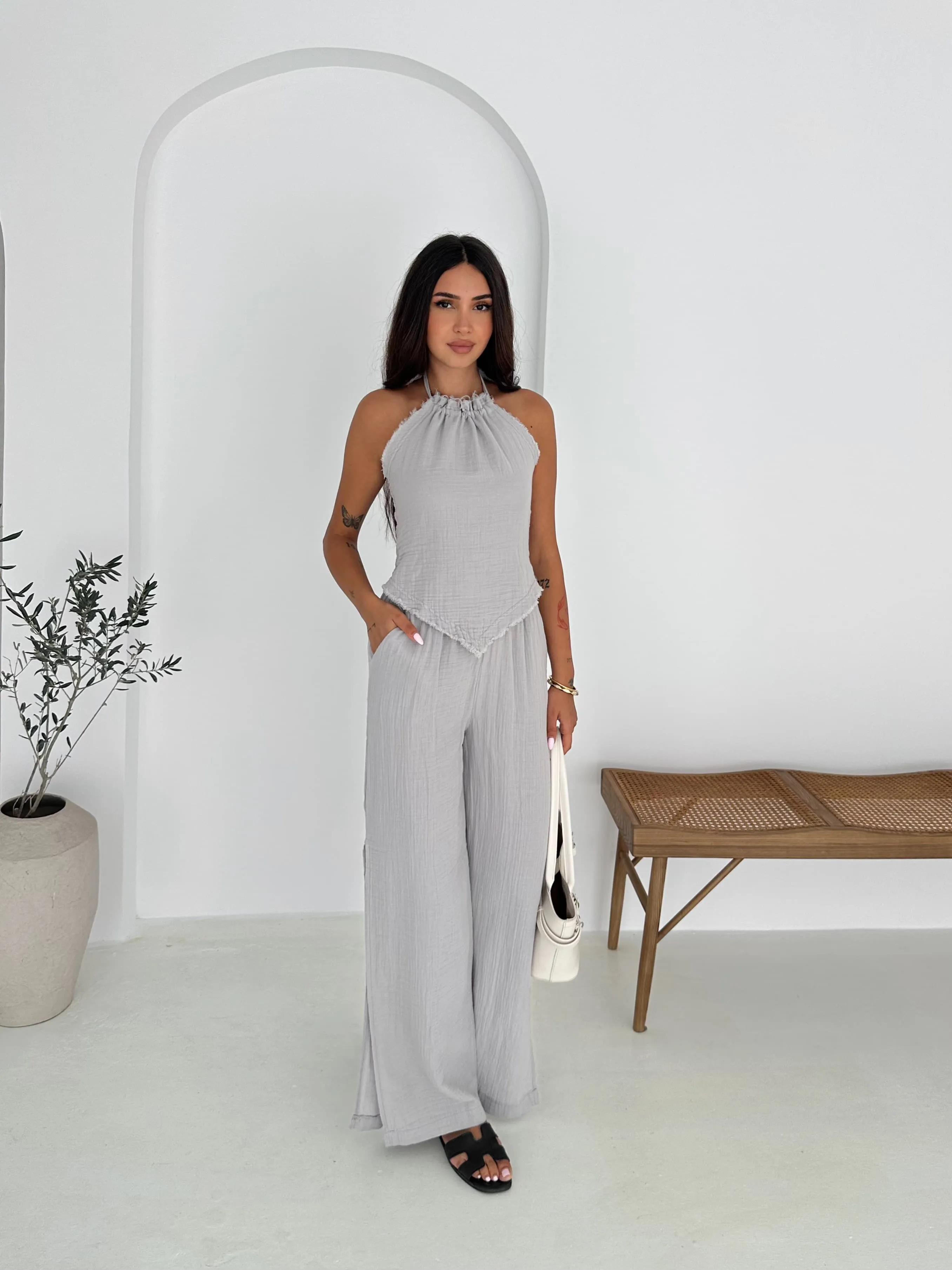 Blouse en lin à nouer autour du cou avec pantalon à fente sur l’ourlet Gris
